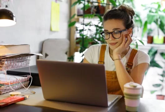 Yougn woman using a laptop