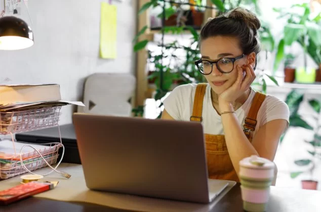 Yougn woman using a laptop