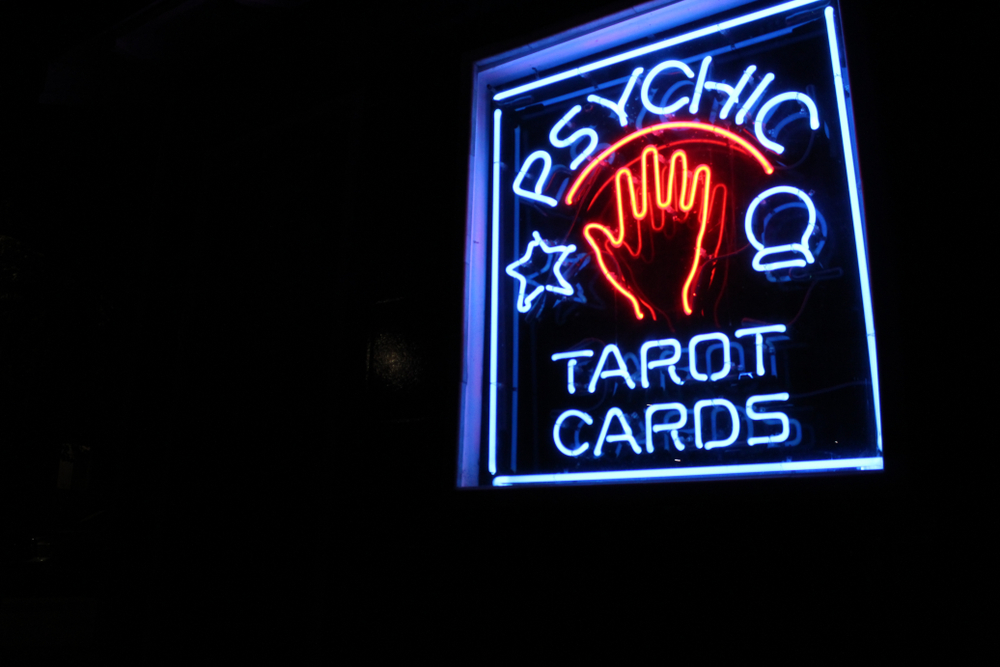 Neon sign advertising psychic readings